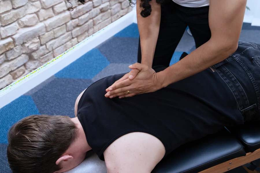 Aimee Carroll bei einer chiropraktischen Anpassung an der Behandlungsliege.
