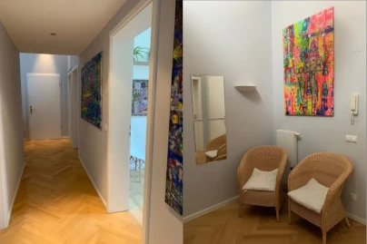 Praxis Carroll Chiropraktik Berlin, zwei Bilder in einem. Das erste Bild zeigt einen Korridor mit Kunst an den Wänden. Das zweite Bild zeigt eine kleine, aber bequeme Sitzecke mit zwei Stühlen, Kunst und einem Spiegel an der Wand.